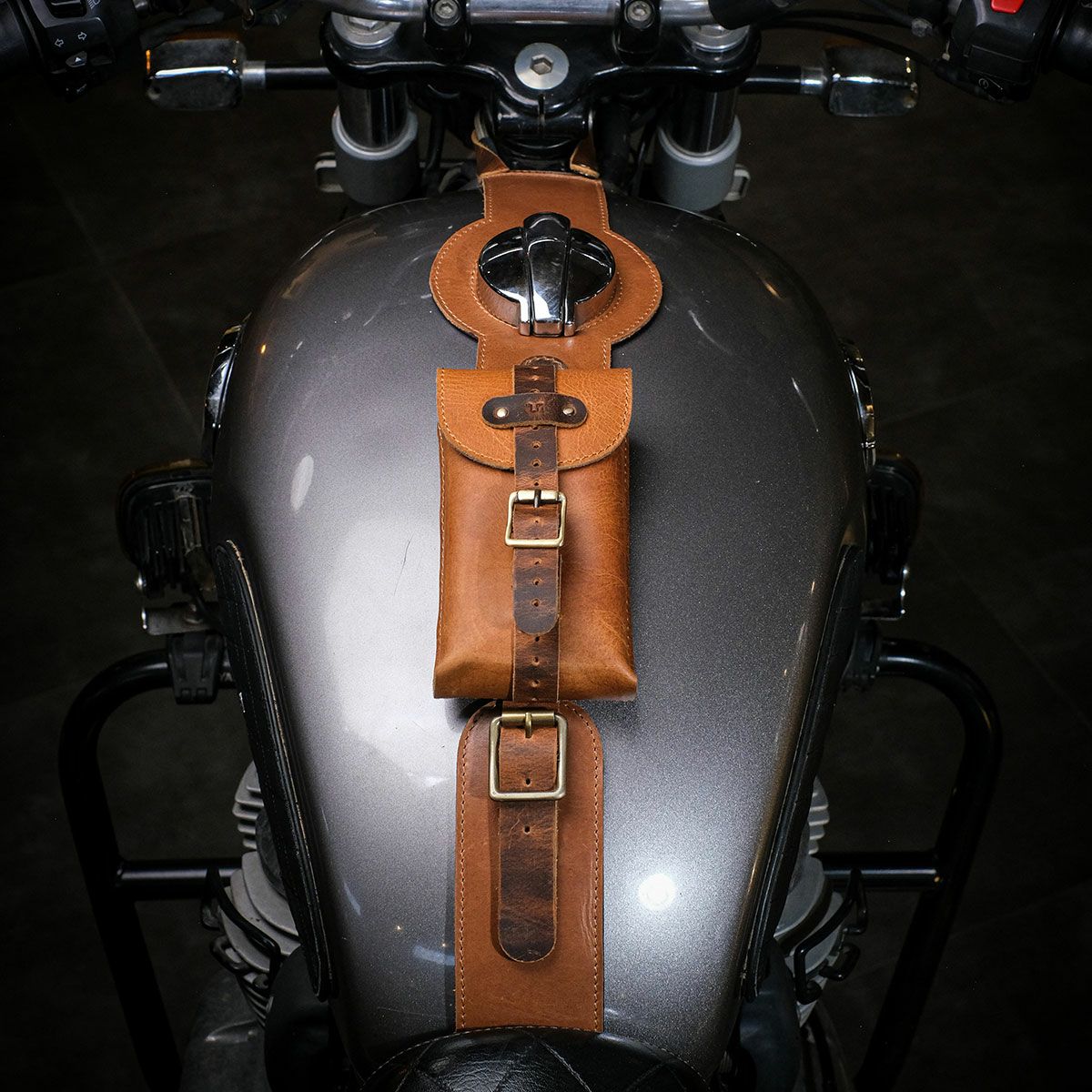 Trip Machine｜MOTO エクスクルーシブ ユーティリティポーチ｜その他バッグ｜ヴィンテージタン｜使用イメージ