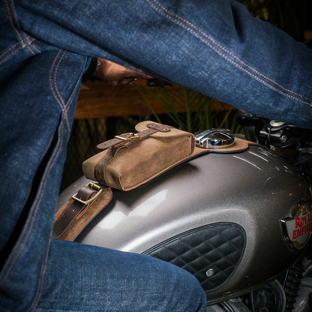 Trip Machine｜MOTO エクスクルーシブ ユーティリティポーチ｜その他バッグ｜タバコブラウン｜使用イメージ