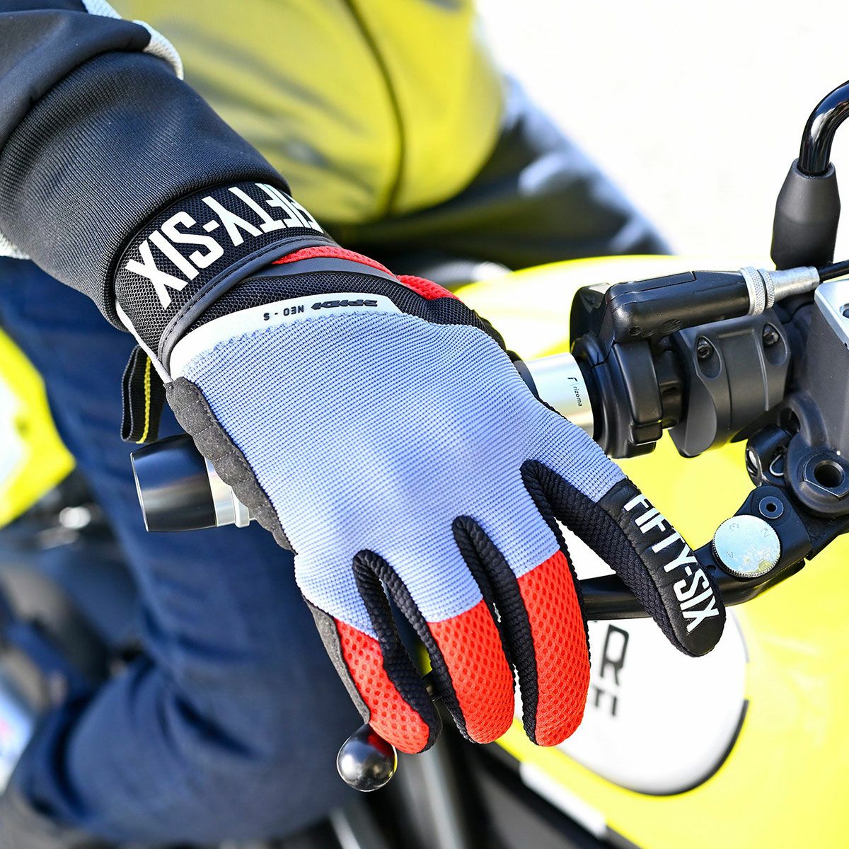 56design｜56 ネオエス グローブ｜3シーズン｜ブラック×ブルー×レッド｜モデル着用