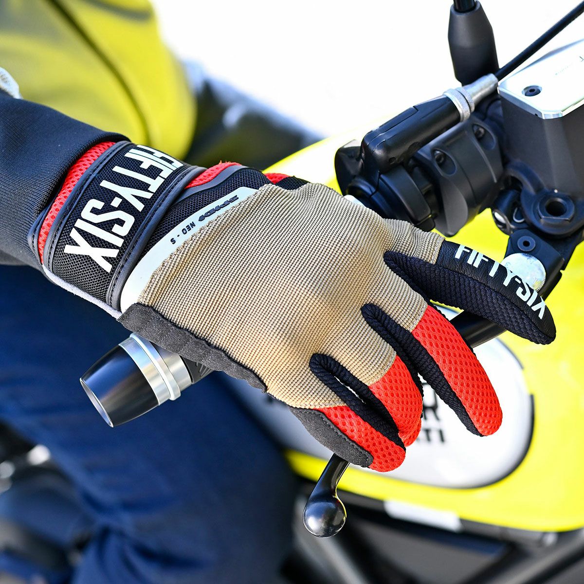 56design｜56 ネオエス グローブ｜3シーズン｜ブラウン×サンド×レッド｜モデル着用