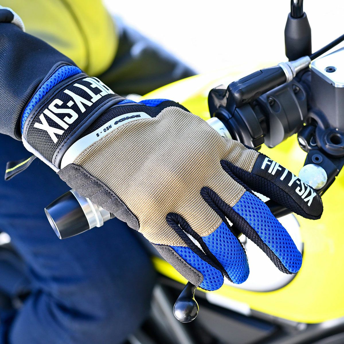 56design｜56 ネオエス グローブ｜3シーズン｜ブルー×サンド×ブルー｜モデル着用