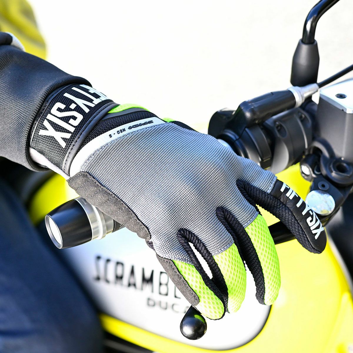 56design｜56 ネオエス グローブ｜3シーズン｜ブラック×グレー×イエロー｜モデル着用