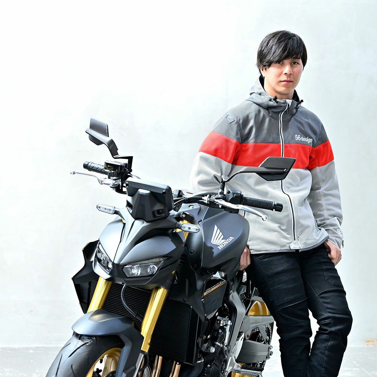 56design｜ボーダー メッシュ パーカー｜ファブリック｜グレー×レッド｜モデル着用