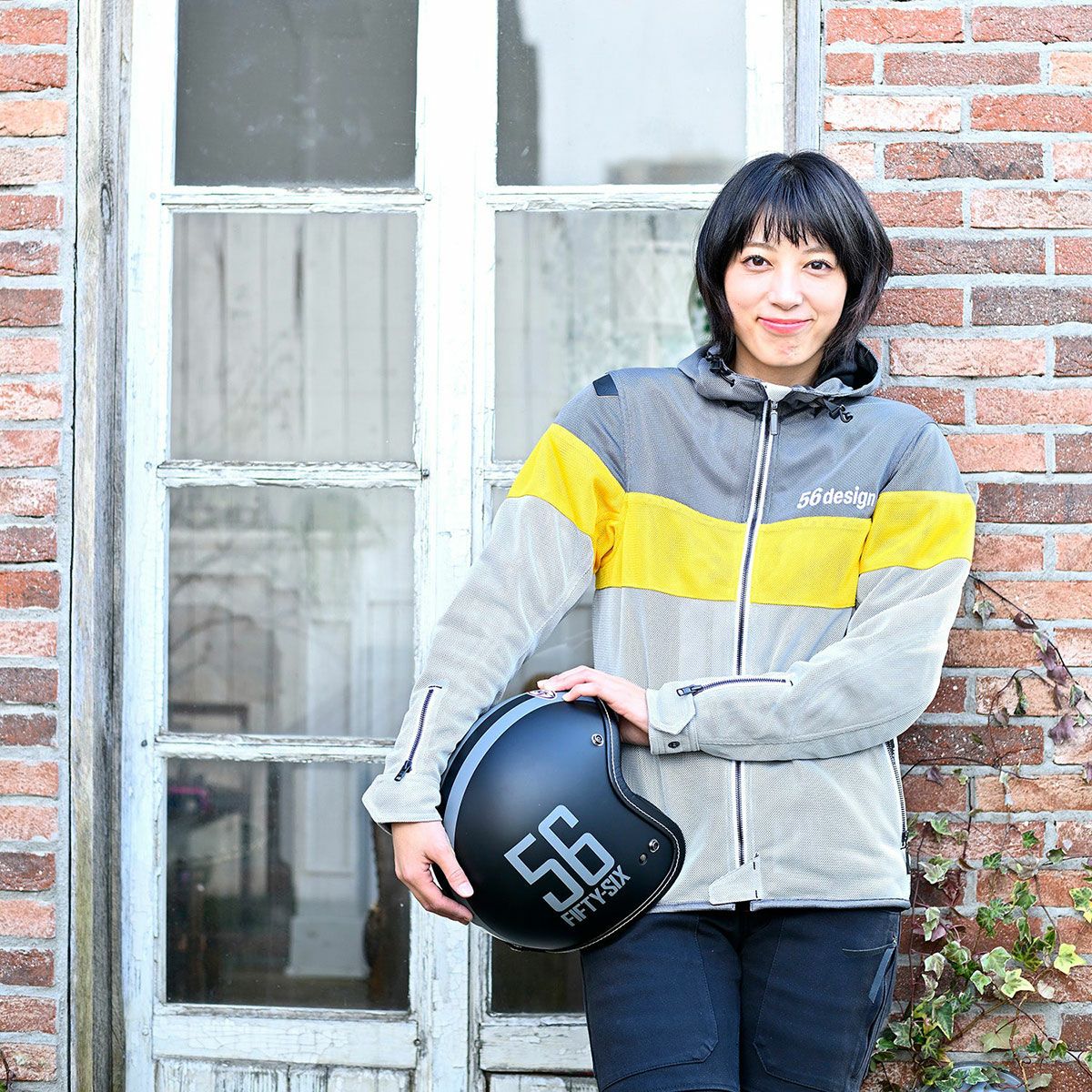 56design｜ボーダー メッシュ パーカー｜ファブリック｜グレー×イエロー｜モデル着用