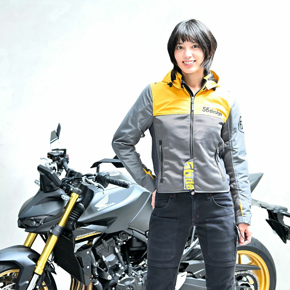 56design｜ハーフ メッシュ パーカー エヴォ 2｜ファブリック｜ダークグレー×イエロー｜モデル着用