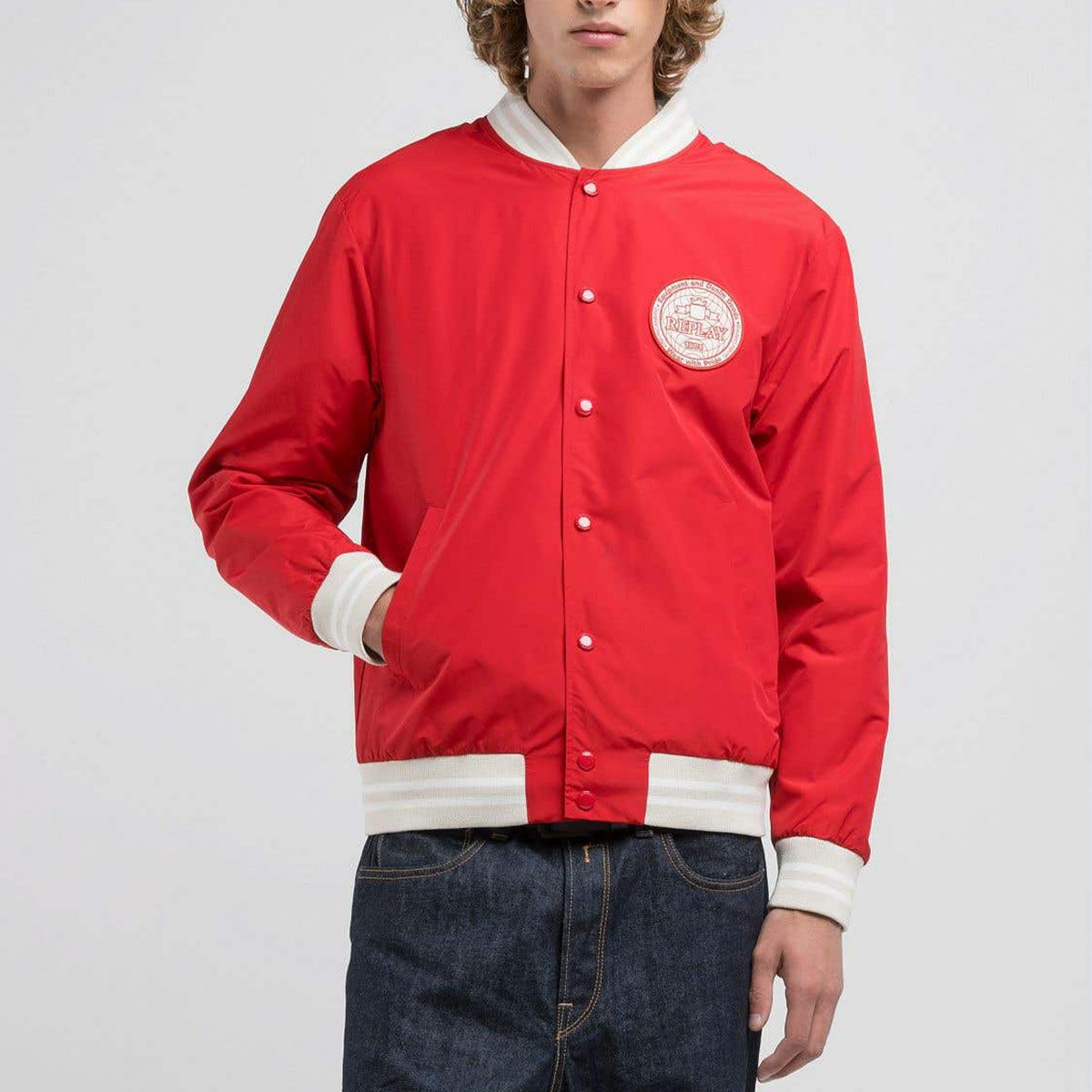 Replay｜バーシティ ボンバー ジャケット｜ファブリック｜インペリアルレッド｜モデル着用