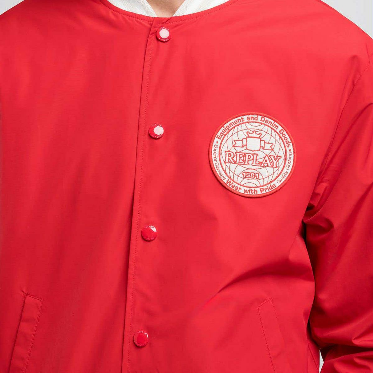 Replay｜バーシティ ボンバー ジャケット｜ファブリック｜インペリアルレッド｜モデル着用