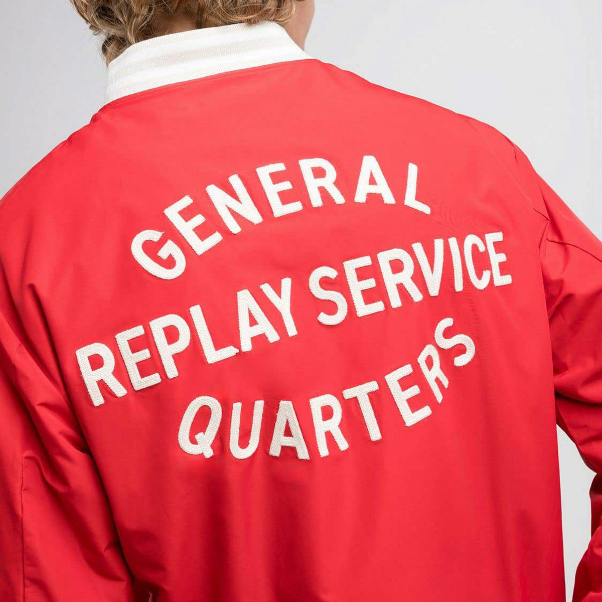 Replay｜バーシティ ボンバー ジャケット｜ファブリック｜インペリアルレッド｜モデル着用