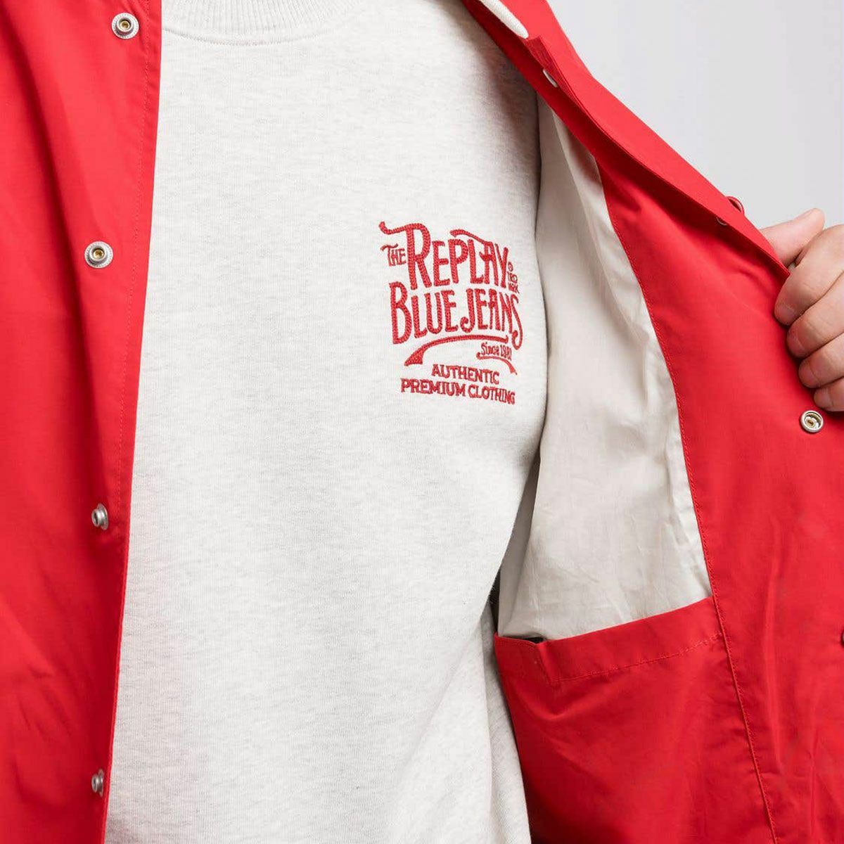 Replay｜バーシティ ボンバー ジャケット｜ファブリック｜インペリアルレッド｜モデル着用