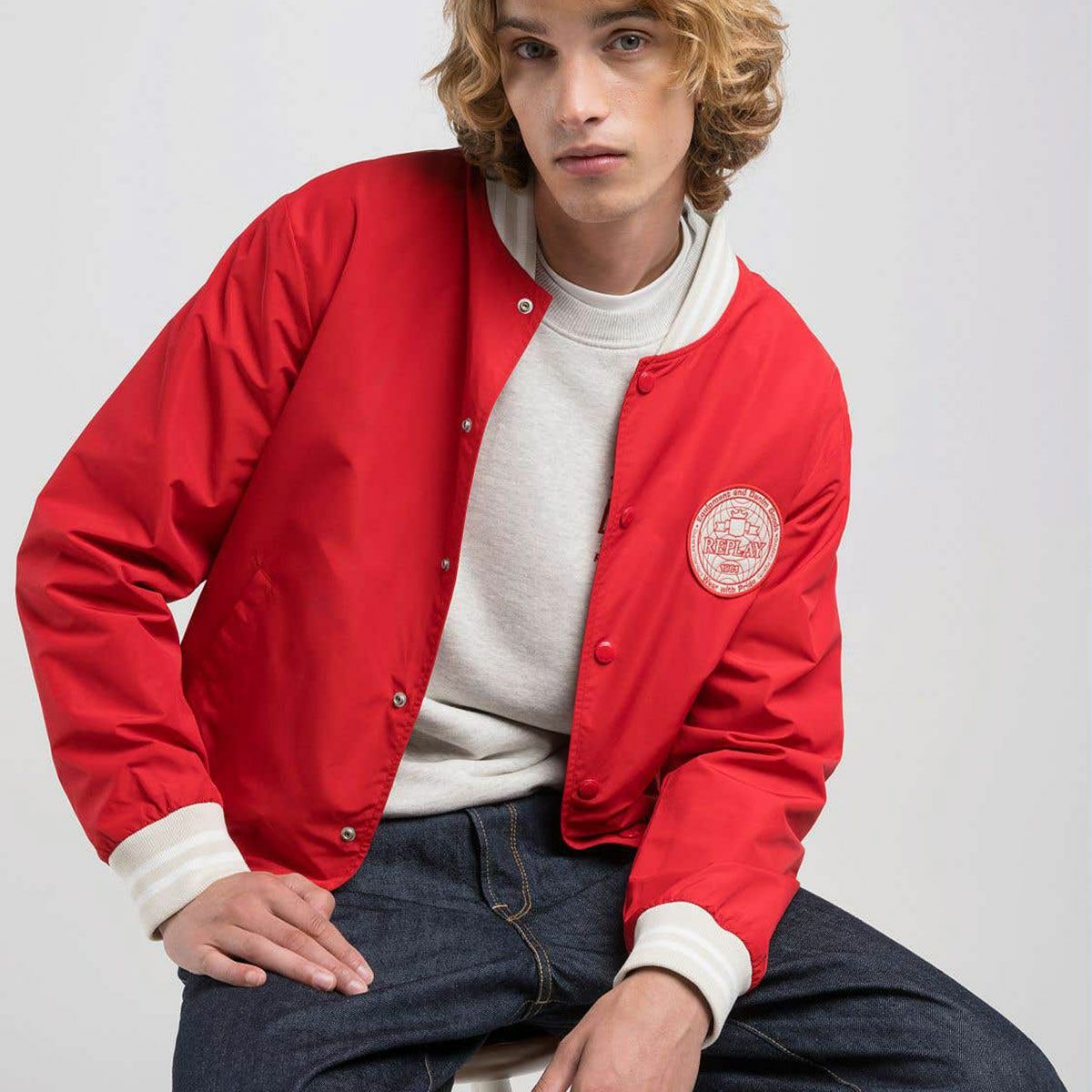 Replay｜バーシティ ボンバー ジャケット｜ファブリック｜インペリアルレッド｜モデル着用