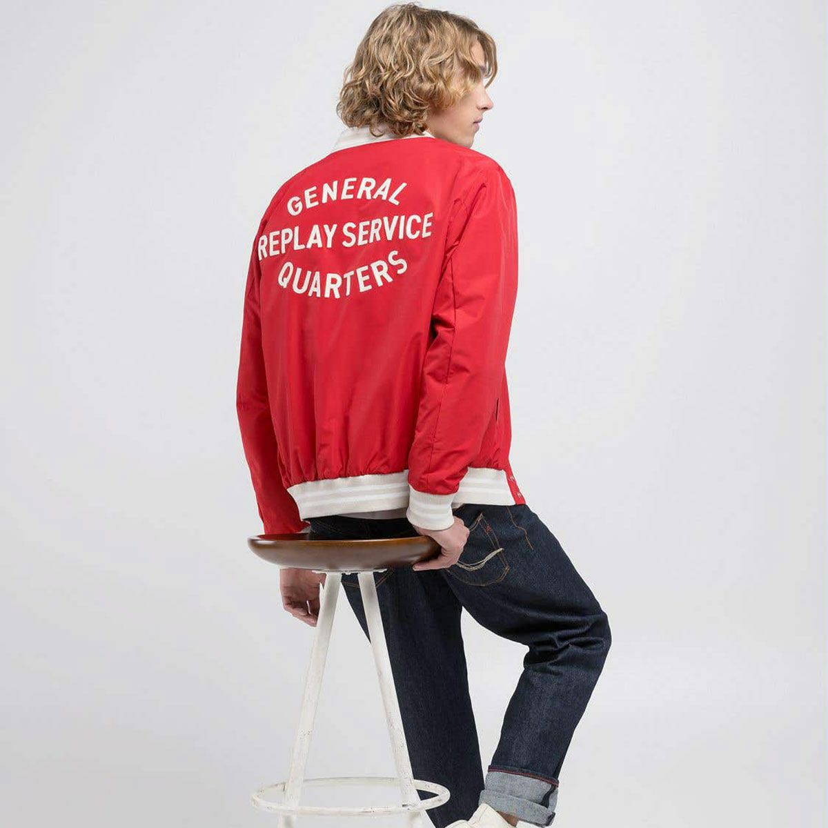 Replay｜バーシティ ボンバー ジャケット｜ファブリック｜インペリアルレッド｜モデル着用