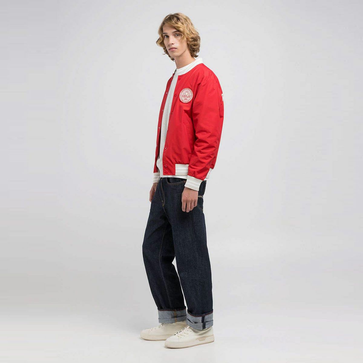 Replay｜バーシティ ボンバー ジャケット｜ファブリック｜インペリアルレッド｜モデル着用