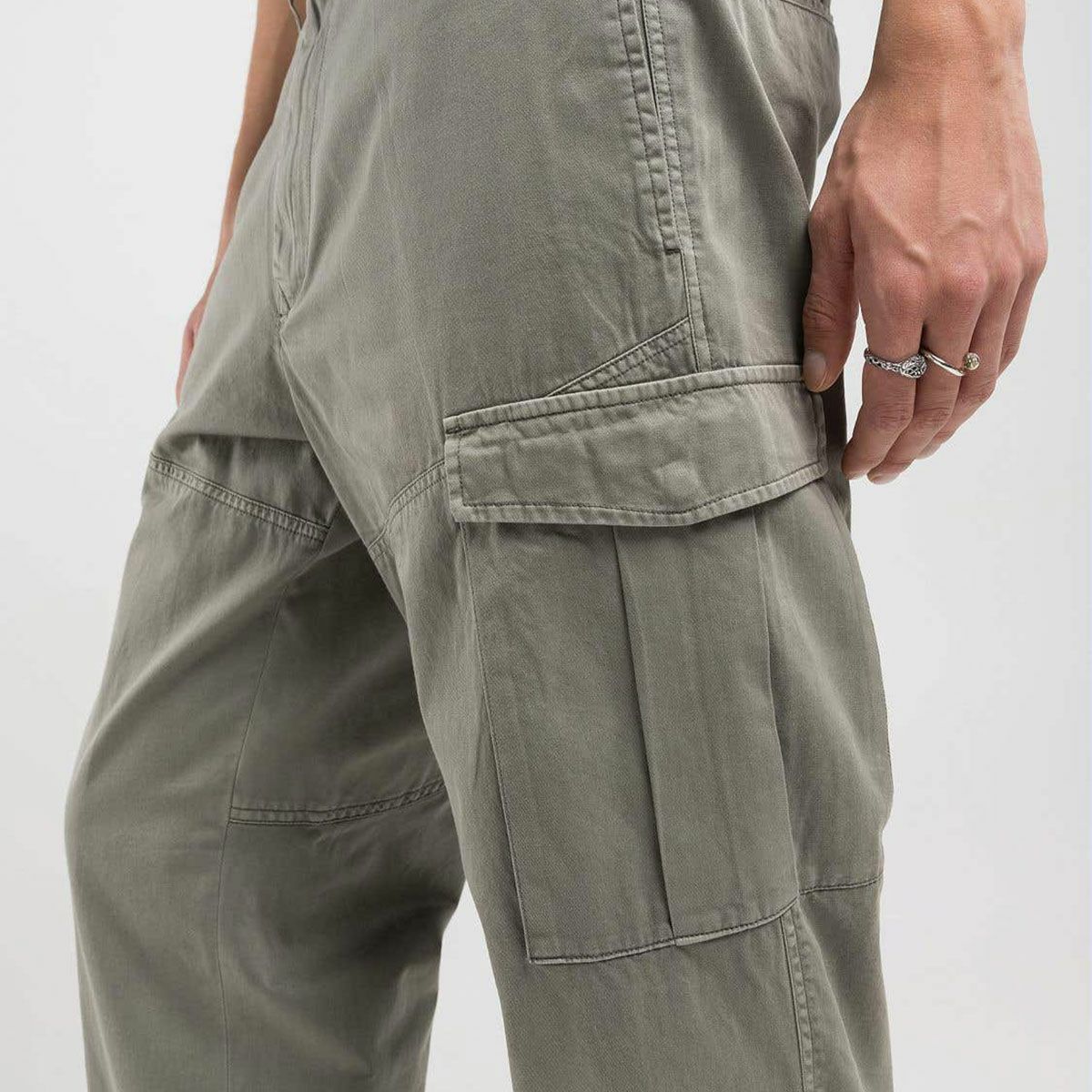 Replay｜ツイル カーゴ パンツ｜チノ・カーゴ｜グレーミリタリー｜モデル着用