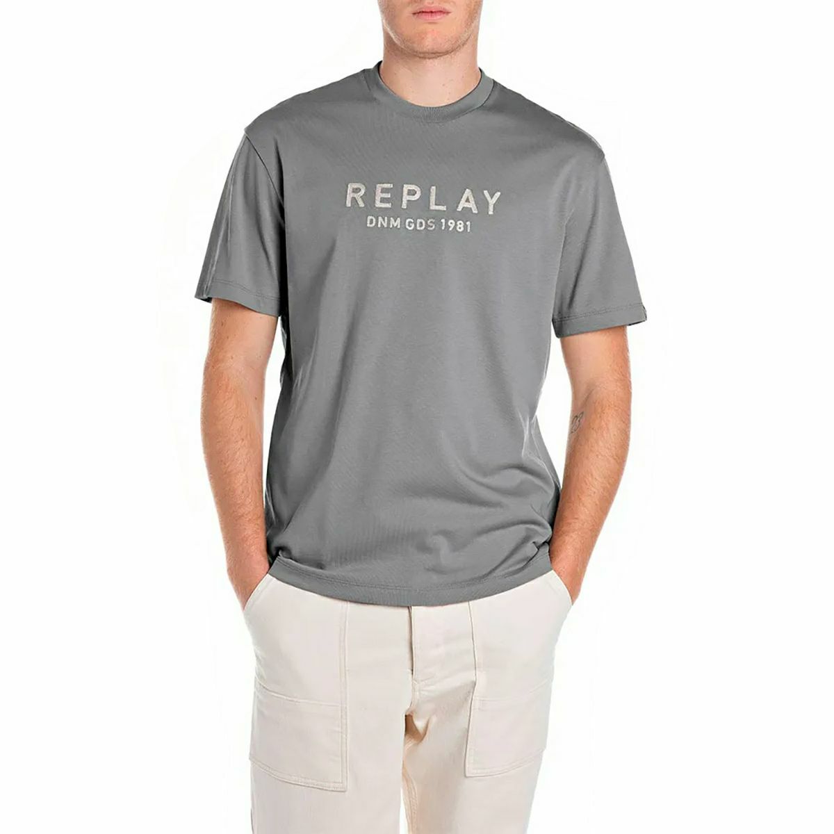 Replay｜リラックスフィット レタリング Tシャツ｜グレーミリタリー｜モデル着用