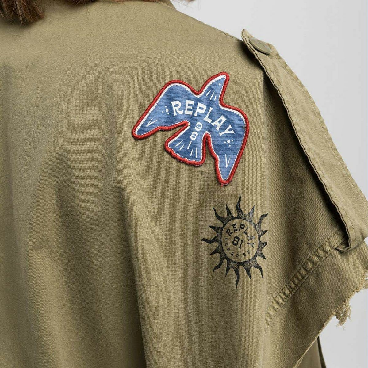 Replay｜ドローストリング ツイル シャツ｜ウィードグリーン｜モデル着用