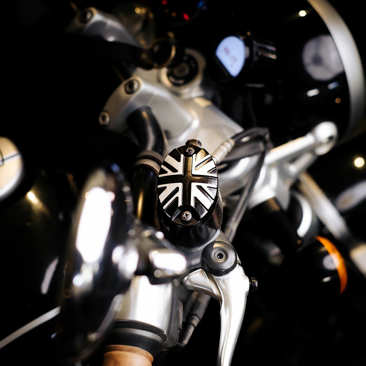 Trip Machine｜オイル リザーバー キャップ for ロイヤル・エンフィールド｜その他雑貨｜ブラック×シルバー｜使用イメージ