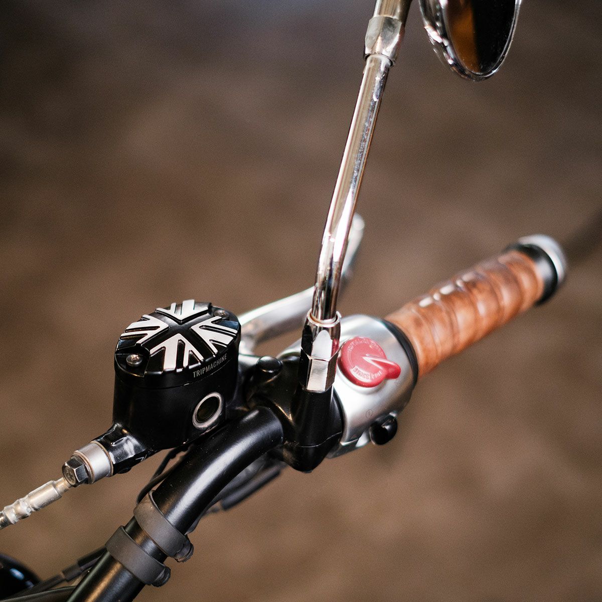 Trip Machine｜オイル リザーバー キャップ for ロイヤル・エンフィールド｜その他雑貨｜ブラック×シルバー｜使用イメージ