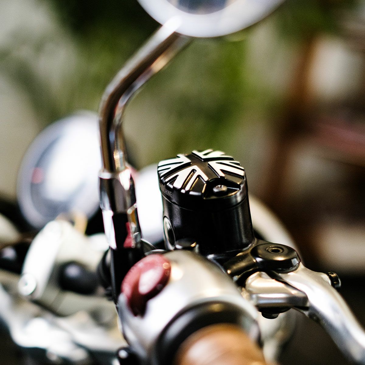 Trip Machine｜オイル リザーバー キャップ for ロイヤル・エンフィールド｜その他雑貨｜ブラック×シルバー｜使用イメージ