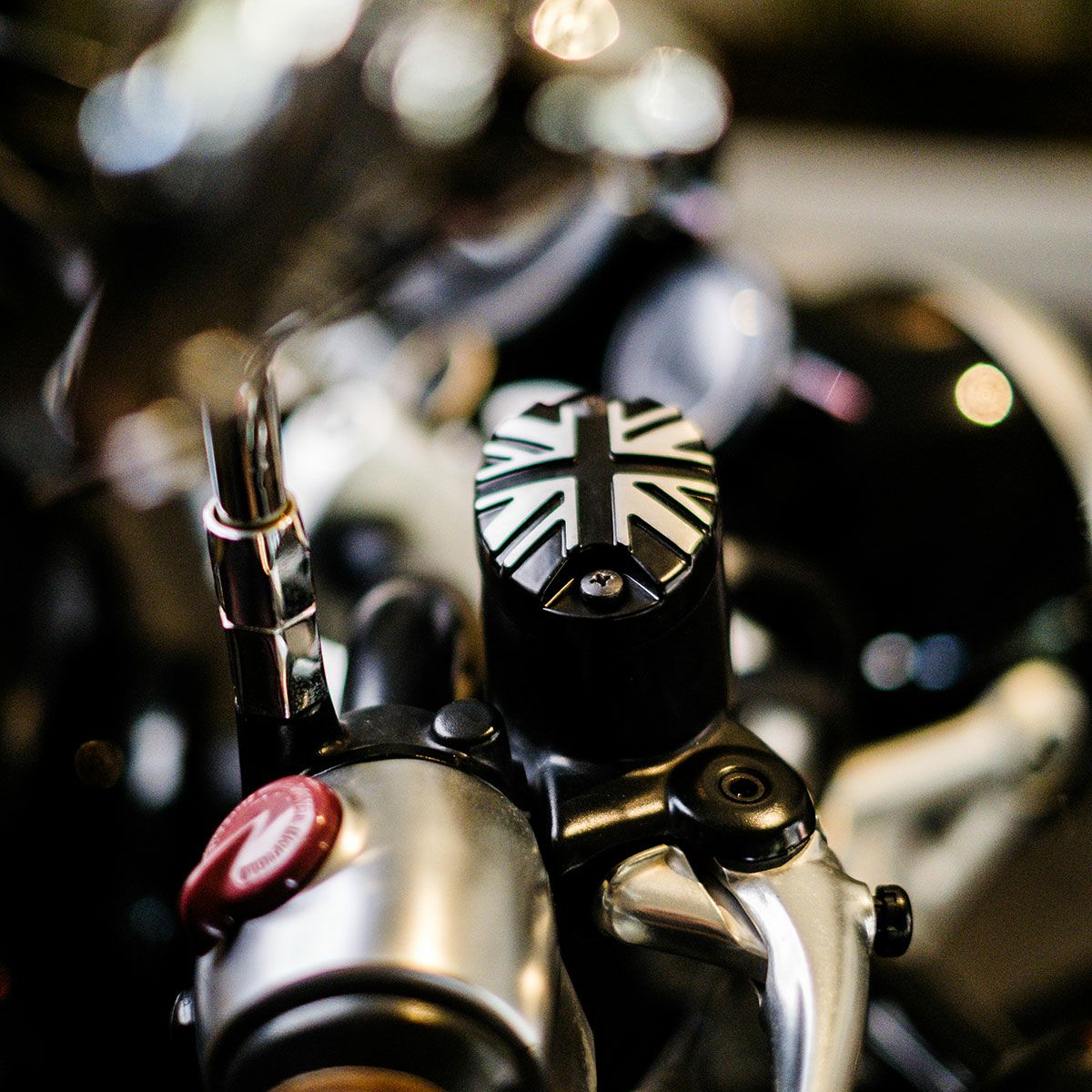 Trip Machine｜オイル リザーバー キャップ for ロイヤル・エンフィールド｜その他雑貨｜ブラック×シルバー｜使用イメージ