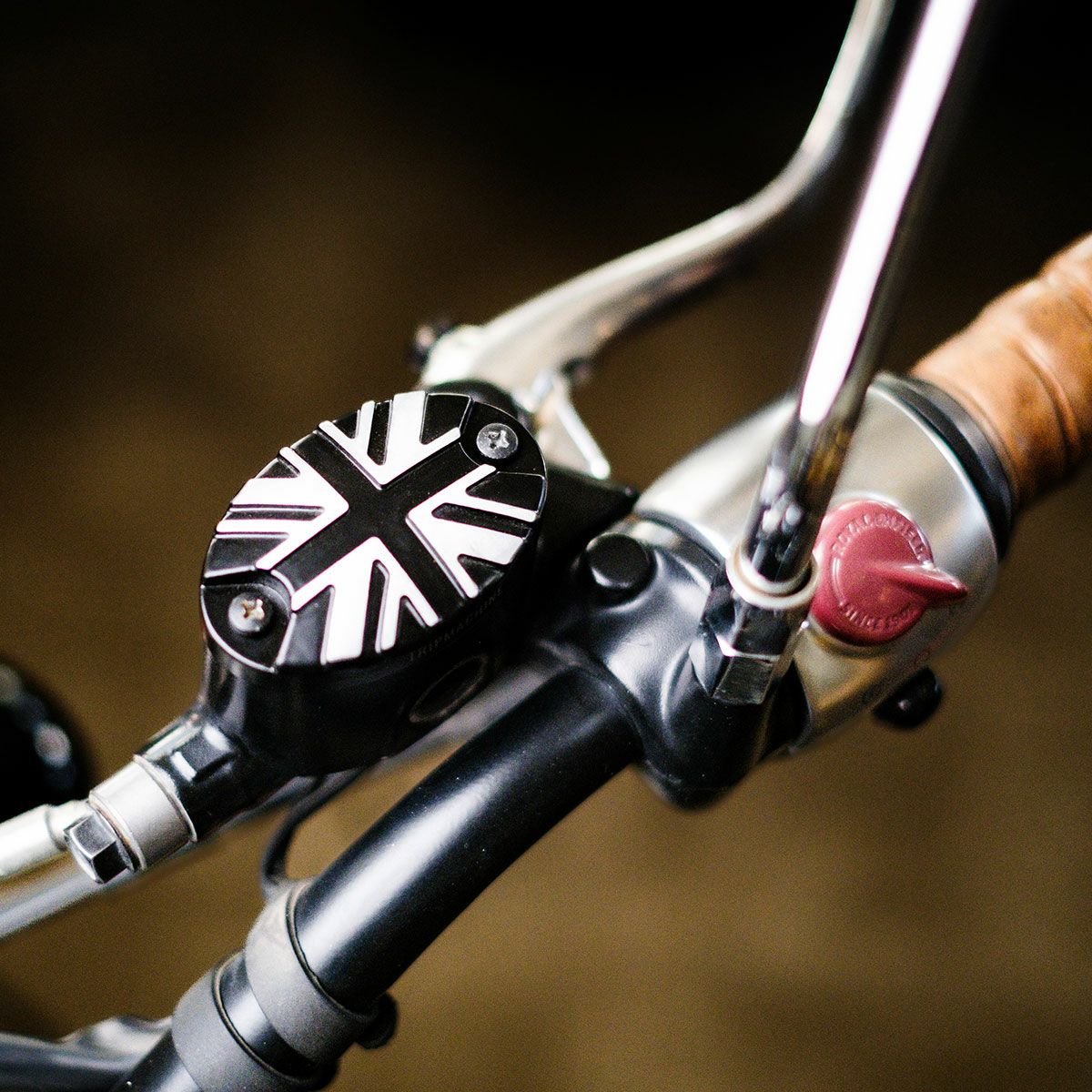 Trip Machine｜オイル リザーバー キャップ for ロイヤル・エンフィールド｜その他雑貨｜ブラック×シルバー｜使用イメージ