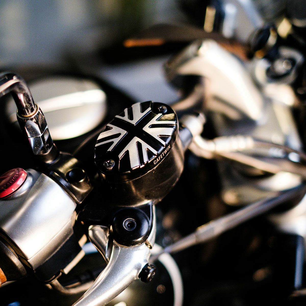 Trip Machine｜オイル リザーバー キャップ for ロイヤル・エンフィールド｜その他雑貨｜ブラック×シルバー｜使用イメージ