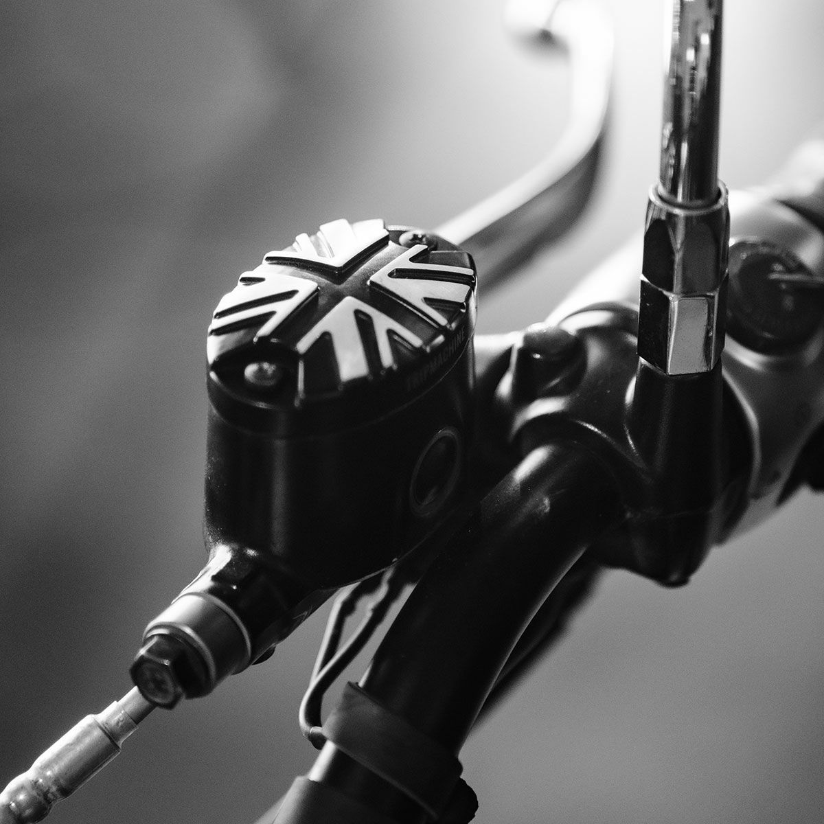 Trip Machine｜オイル リザーバー キャップ for ロイヤル・エンフィールド｜その他雑貨｜ブラック×シルバー｜使用イメージ