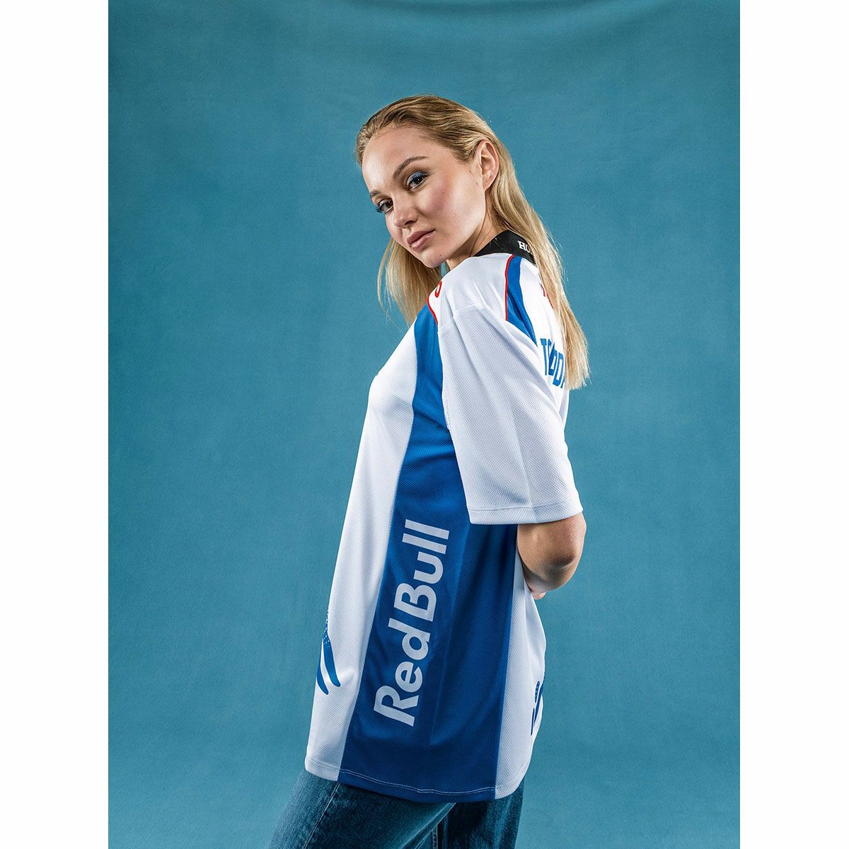 Racing Bulls｜レーシングブルズ F1 チーム 角田裕毅 ドライバーズ ポロシャツ 2025｜ホワイト｜モデル着用