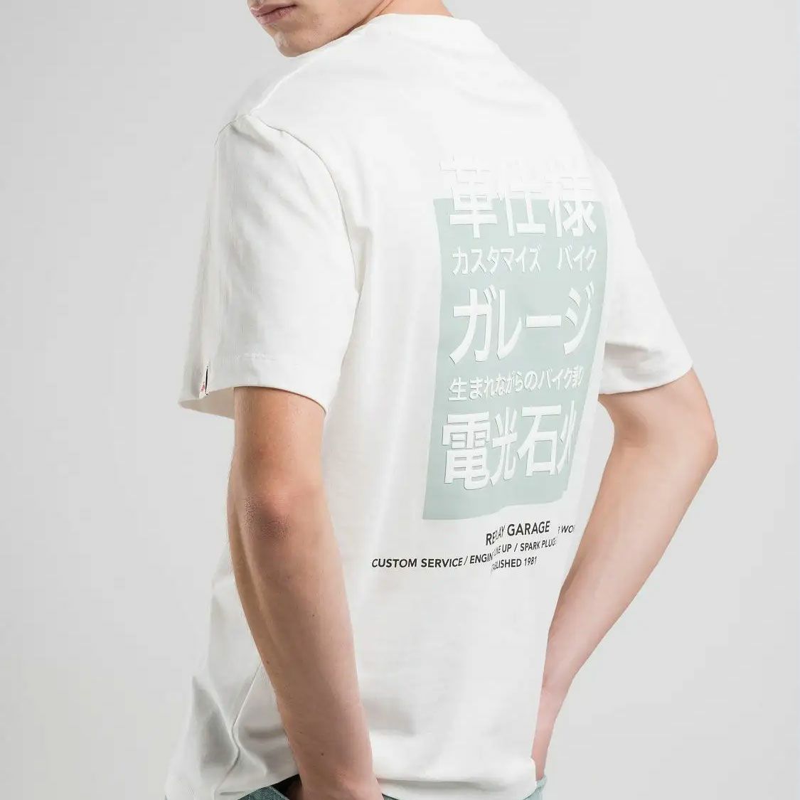 Replay｜リラックスフィット プリント Tシャツ｜ナチュラルホワイト｜モデル着用