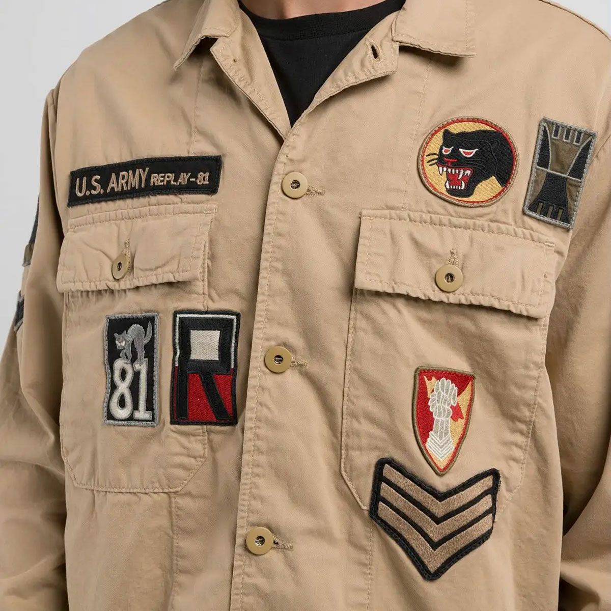 Replay｜ワッペン シャツジャケット｜ファブリック｜カーキ｜モデル着用