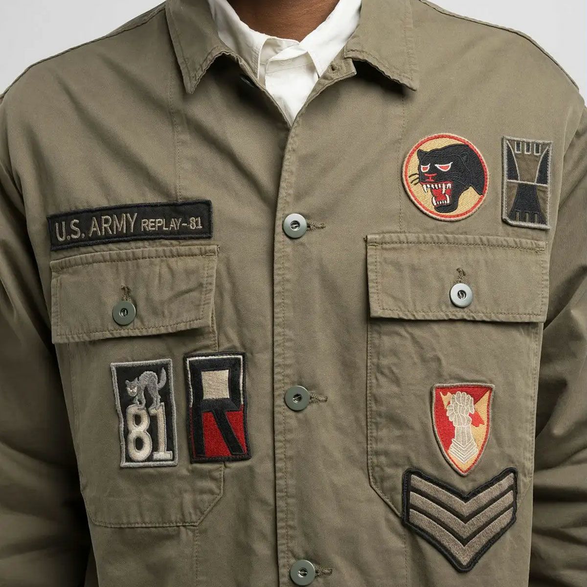 Replay｜ワッペン シャツジャケット｜ファブリック｜ピスタチオ｜モデル着用