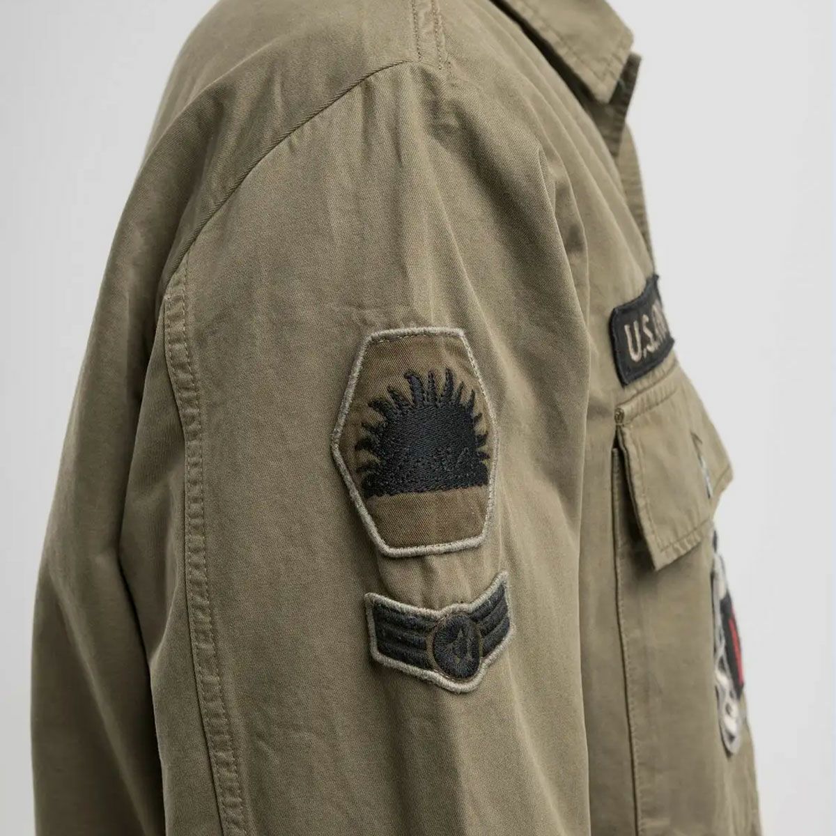 Replay｜ワッペン シャツジャケット｜ファブリック｜ピスタチオ｜モデル着用