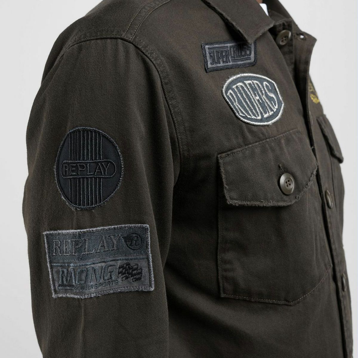 ｃReplay｜コットン ステイン アーミー ジャケット｜ファブリック｜ダークオリーブ｜モデル着用