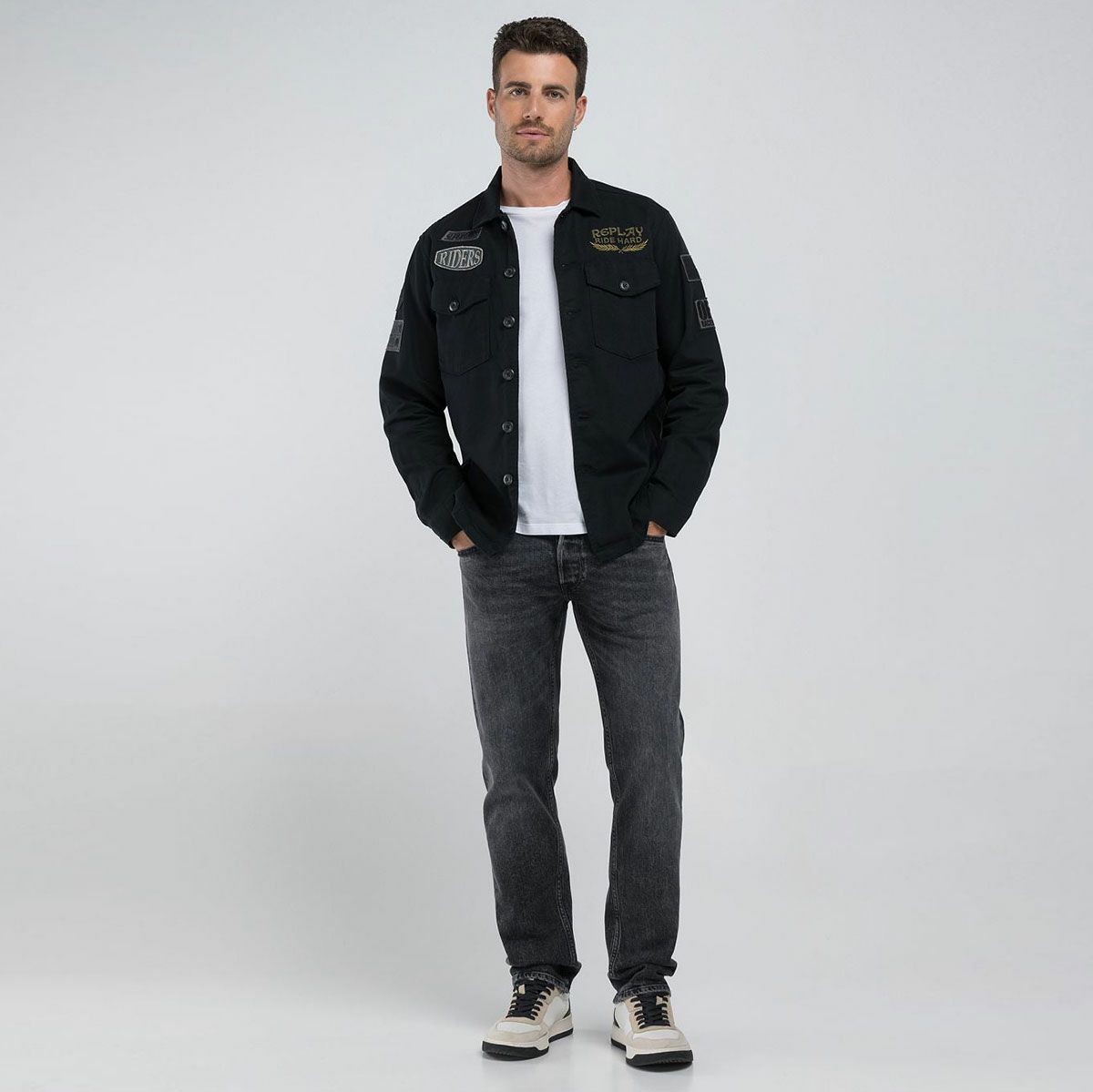 Replay｜コットン ステイン アーミー ジャケット｜ファブリック｜チャコール｜モデル着用