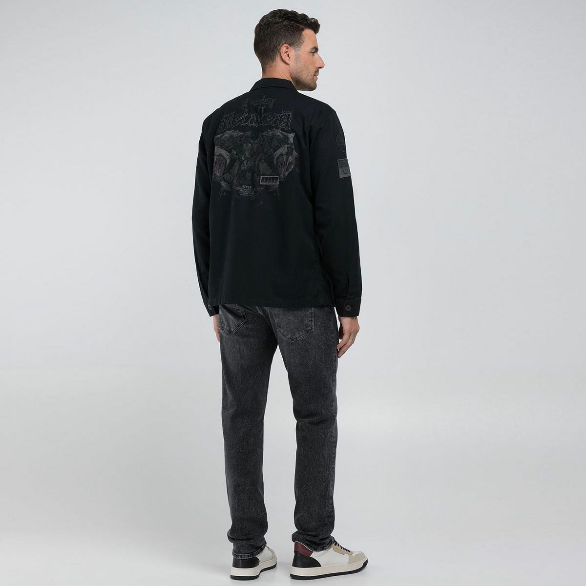 Replay｜コットン ステイン アーミー ジャケット｜ファブリック｜チャコール｜モデル着用