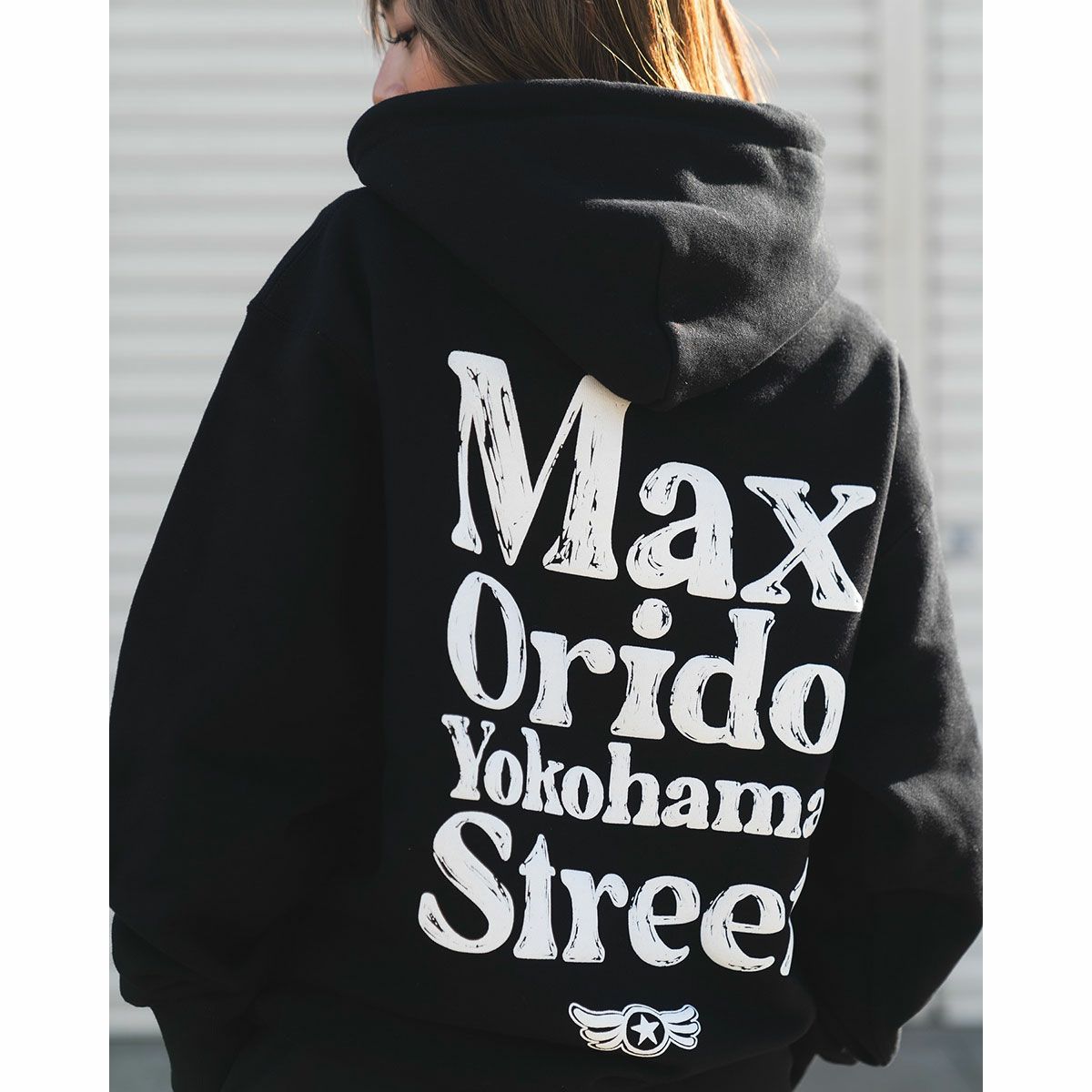 MAX ORIDO｜MAX ORIDO エッセンシャル プルオーバー フーディー｜ブラック｜モデル着用