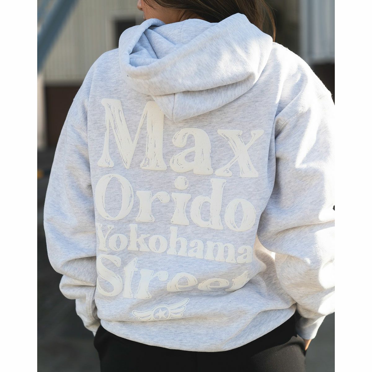 MAX ORIDO｜MAX ORIDO エッセンシャル プルオーバー フーディー｜グレー｜モデル着用