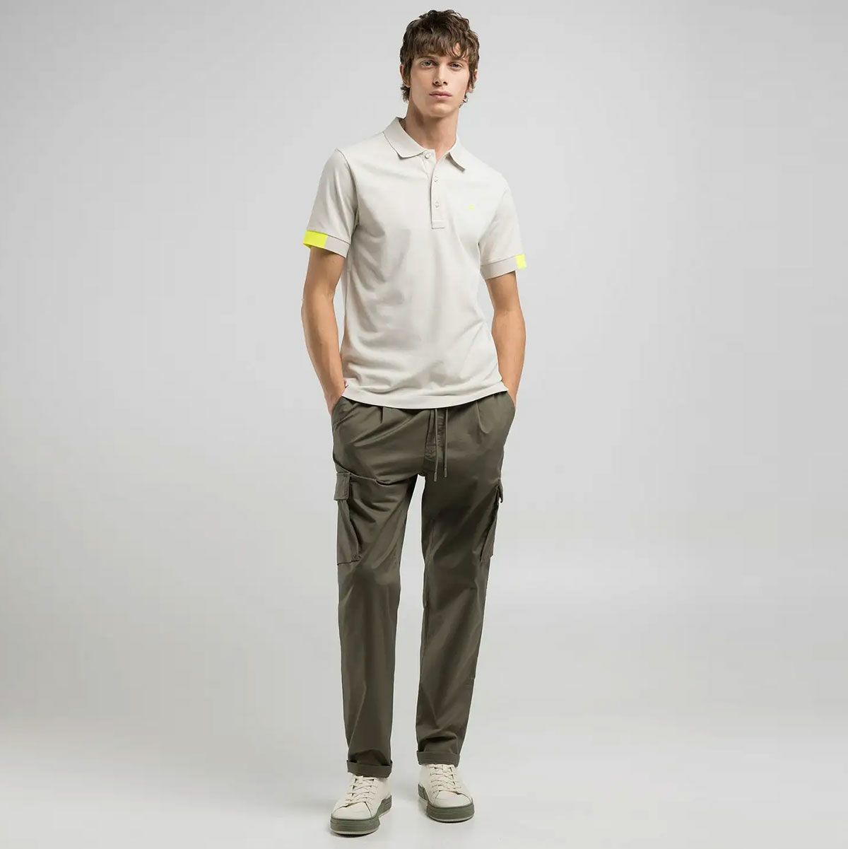 Replay｜レギュラー フィット ポロシャツ｜アラバスター｜モデル着用