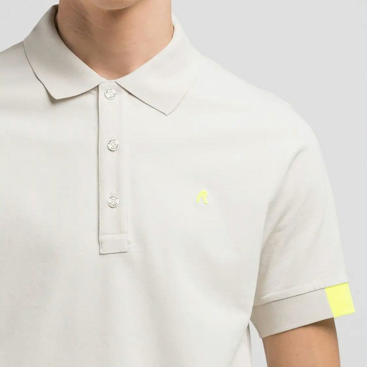 Replay｜レギュラー フィット ポロシャツ｜アラバスター｜モデル着用