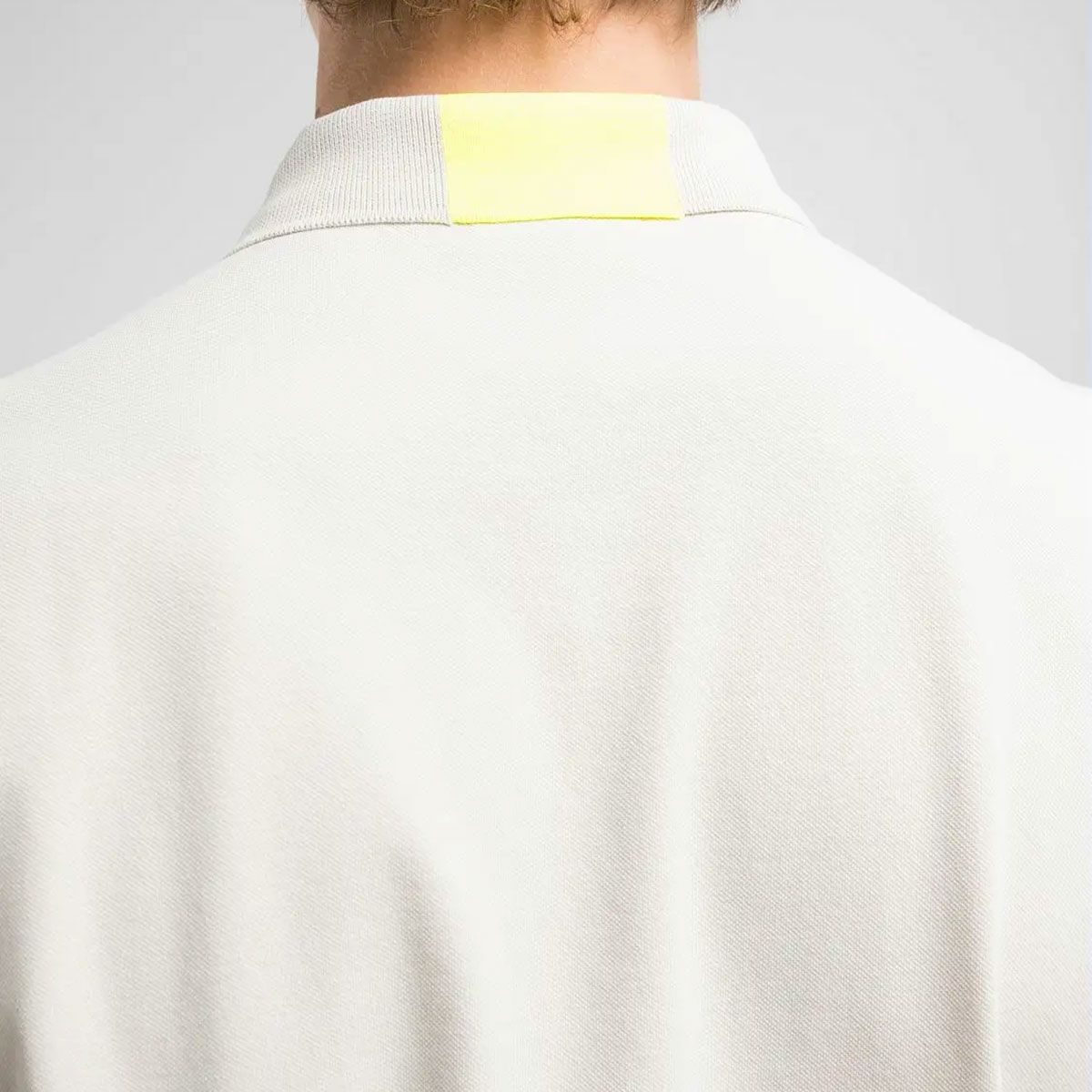 Replay｜レギュラー フィット ポロシャツ｜アラバスター｜モデル着用