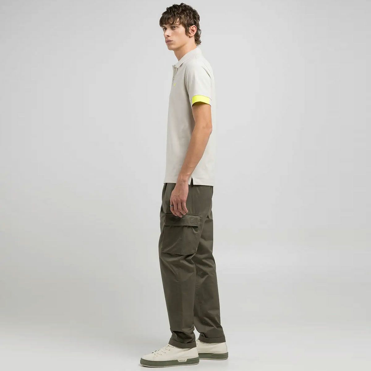 Replay｜レギュラー フィット ポロシャツ｜アラバスター｜モデル着用