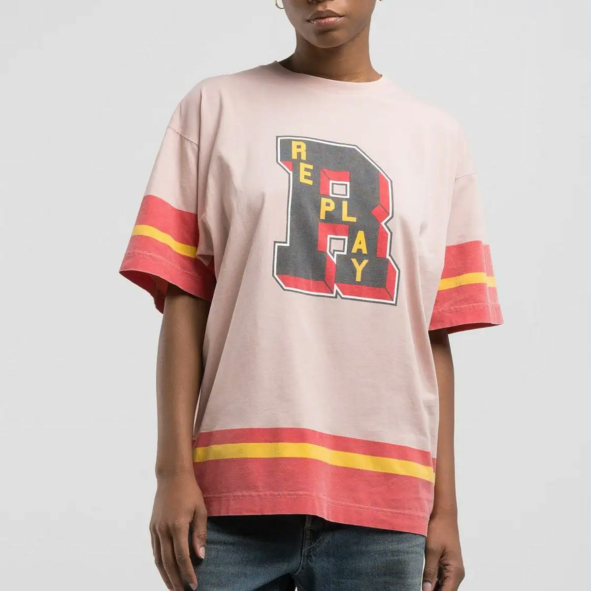 Replay｜ボーイフィット プリント Tシャツ｜ピンクソルト｜モデル着用