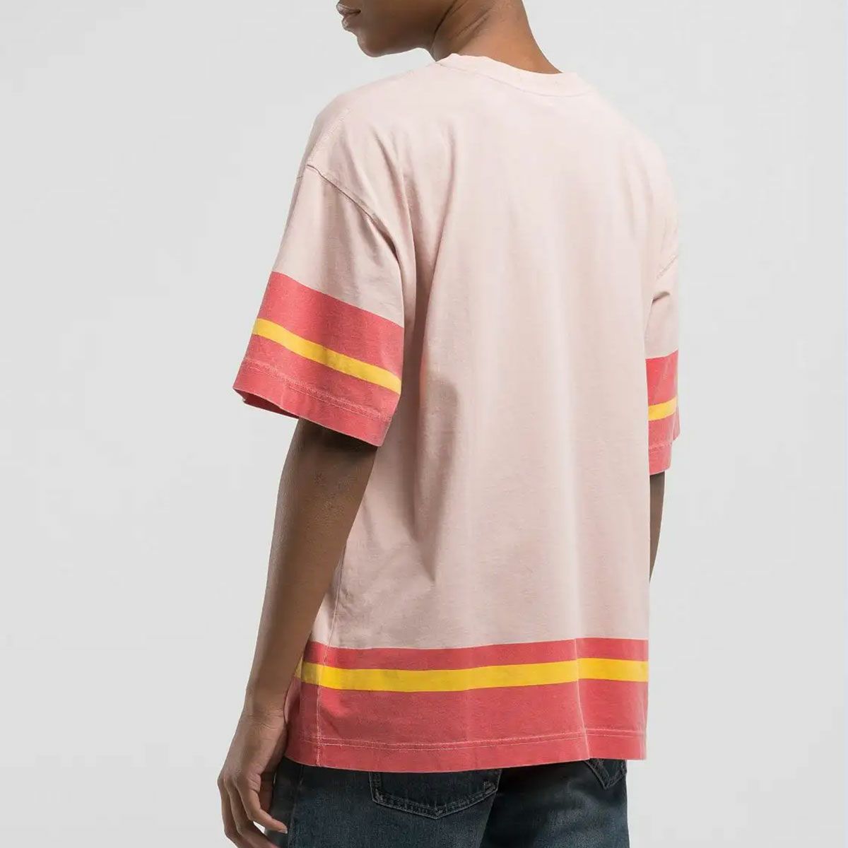 Replay｜ボーイフィット プリント Tシャツ｜ピンクソルト｜モデル着用