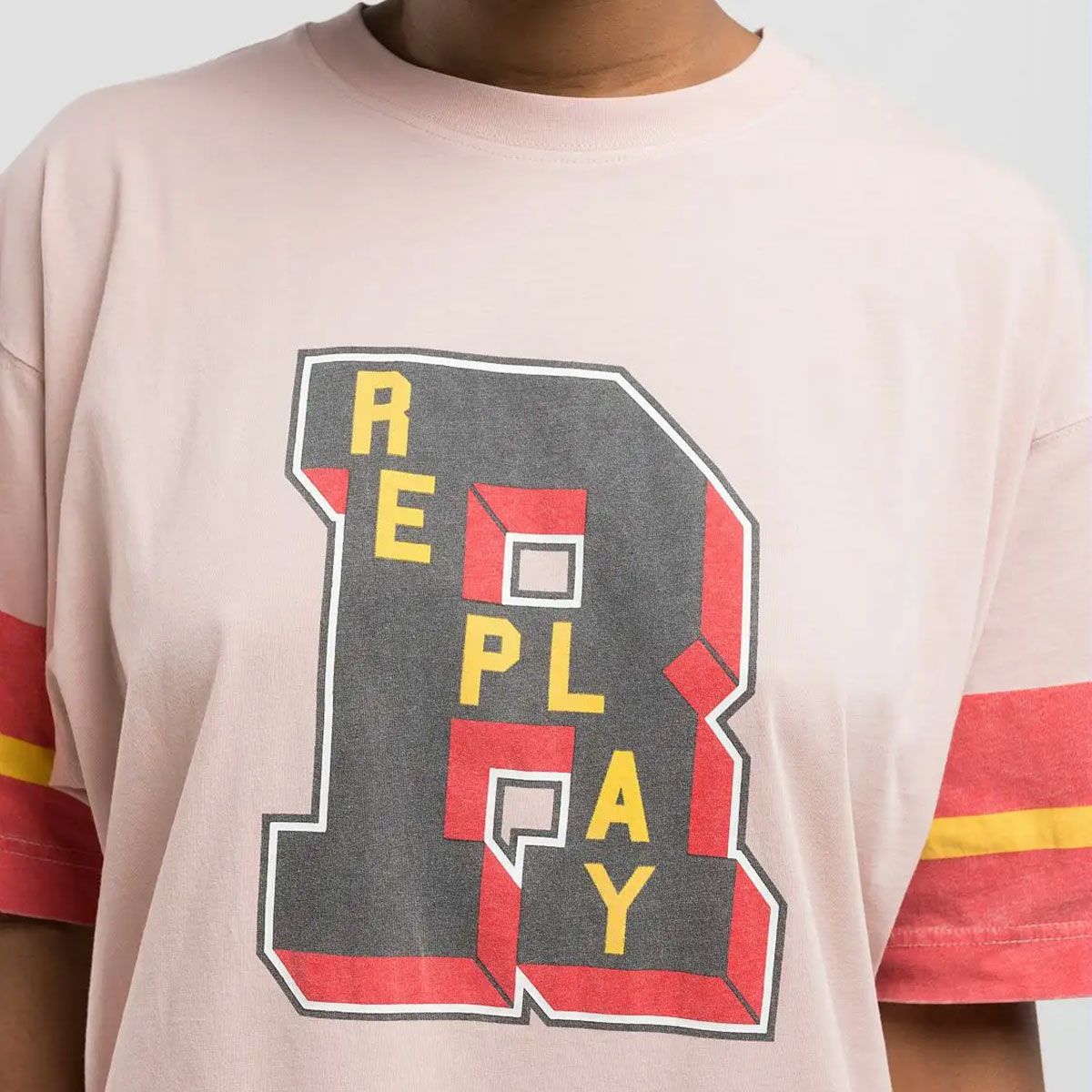 Replay｜ボーイフィット プリント Tシャツ｜ピンクソルト｜モデル着用