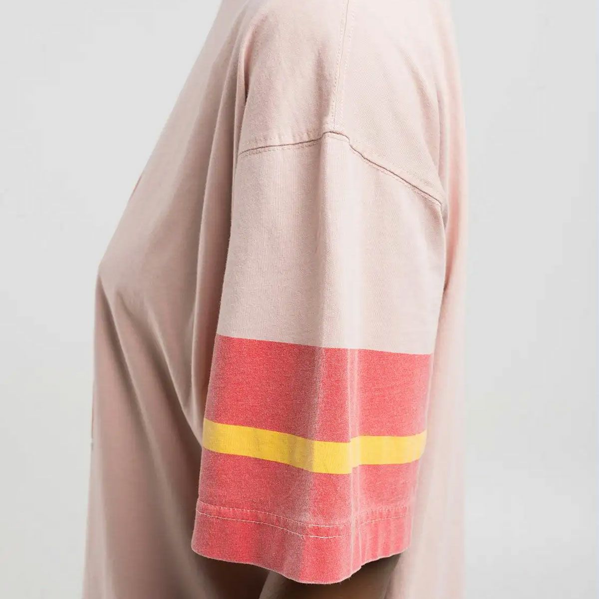 Replay｜ボーイフィット プリント Tシャツ｜ピンクソルト｜モデル着用