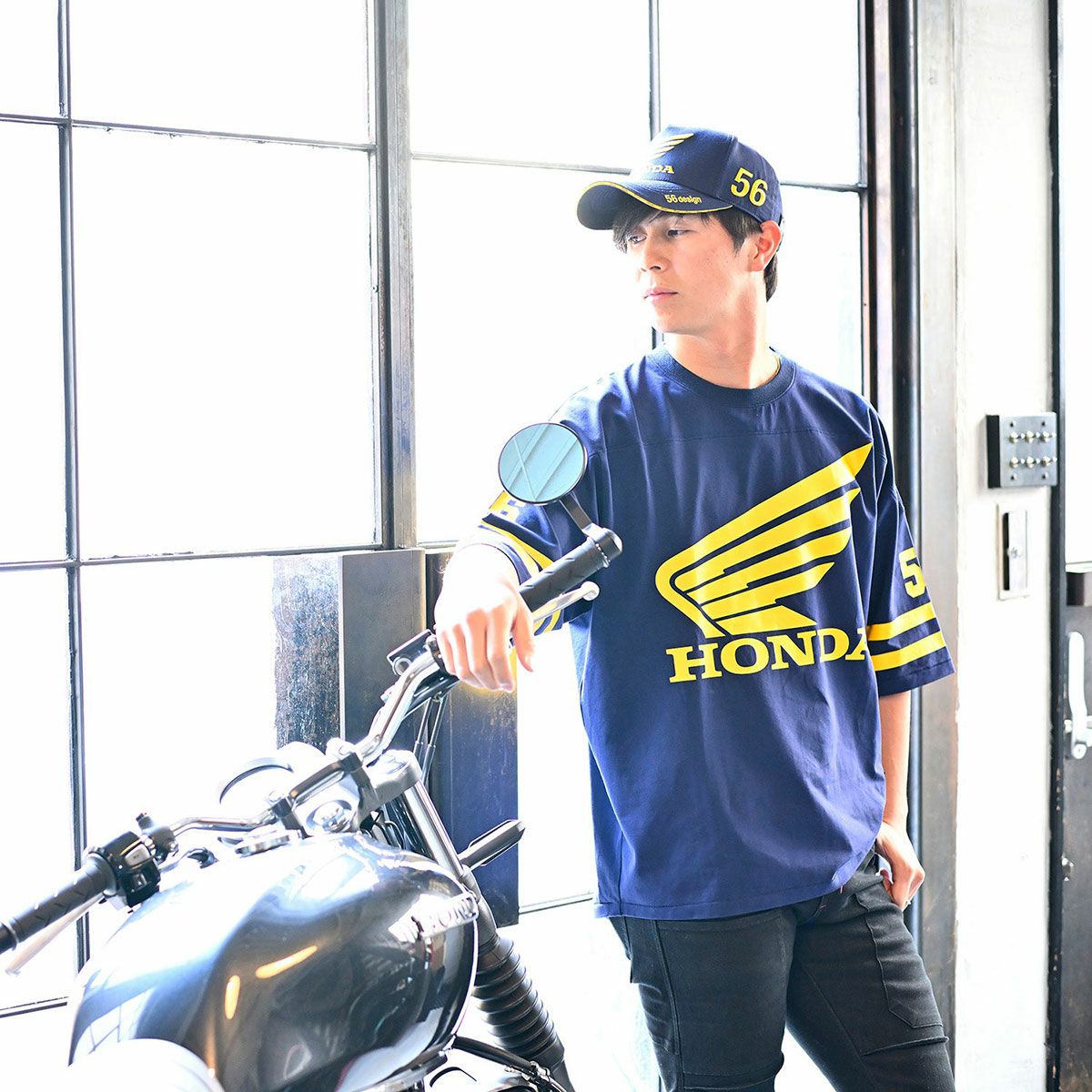 56design｜ホンダ × フィフティーシックスデザイン クラシック ユニフォーム Tシャツ｜ネイビー×ゴールド｜モデル着用