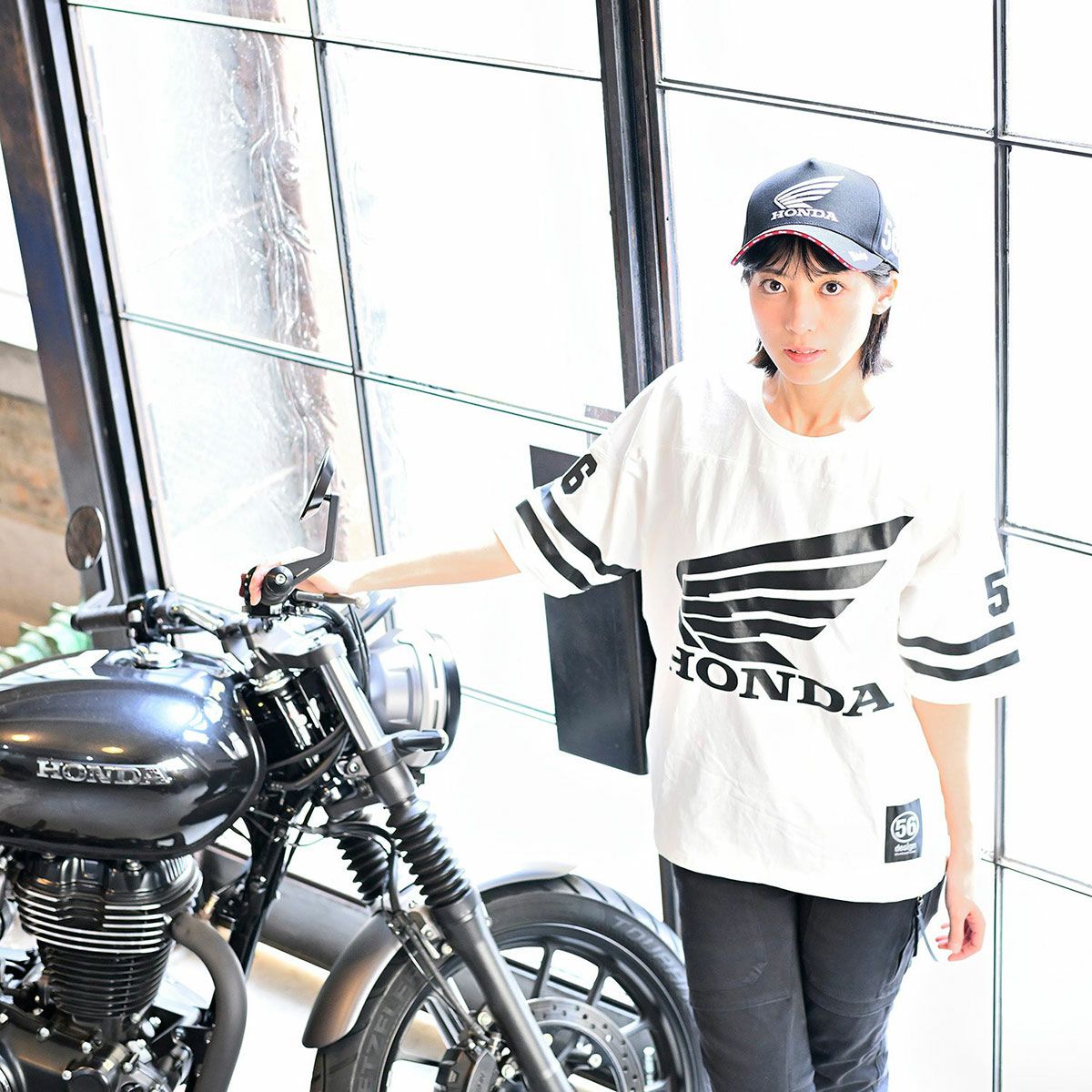 56design｜ホンダ × フィフティーシックスデザイン クラシック ユニフォーム Tシャツ｜ホワイト｜モデル着用