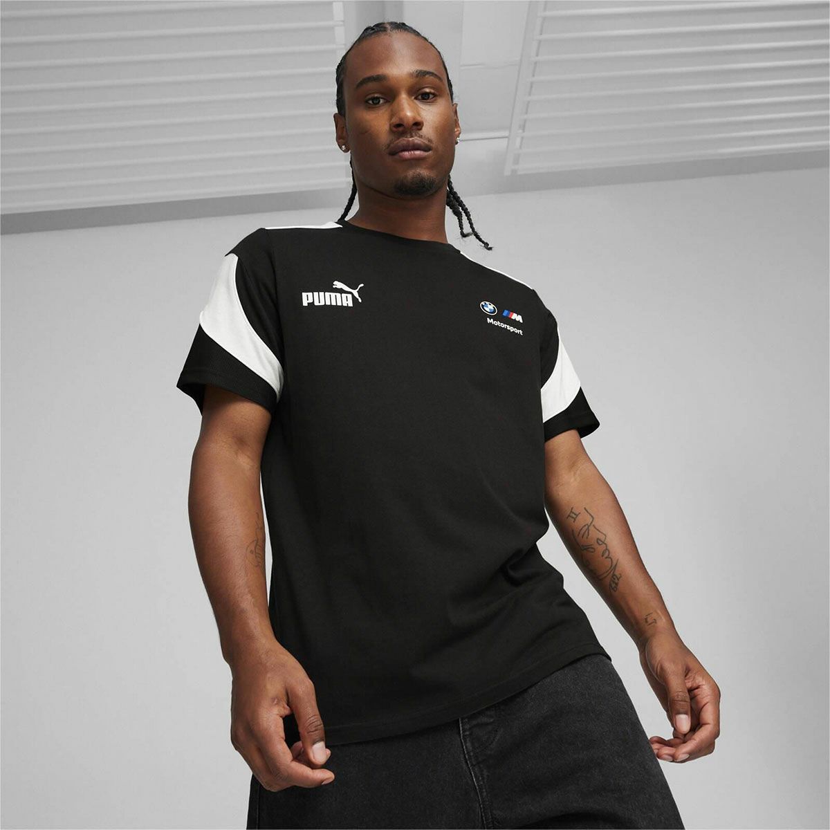 BMW PUMA｜BMW MMS MT7+ Tシャツ｜ブラック｜モデル着用
