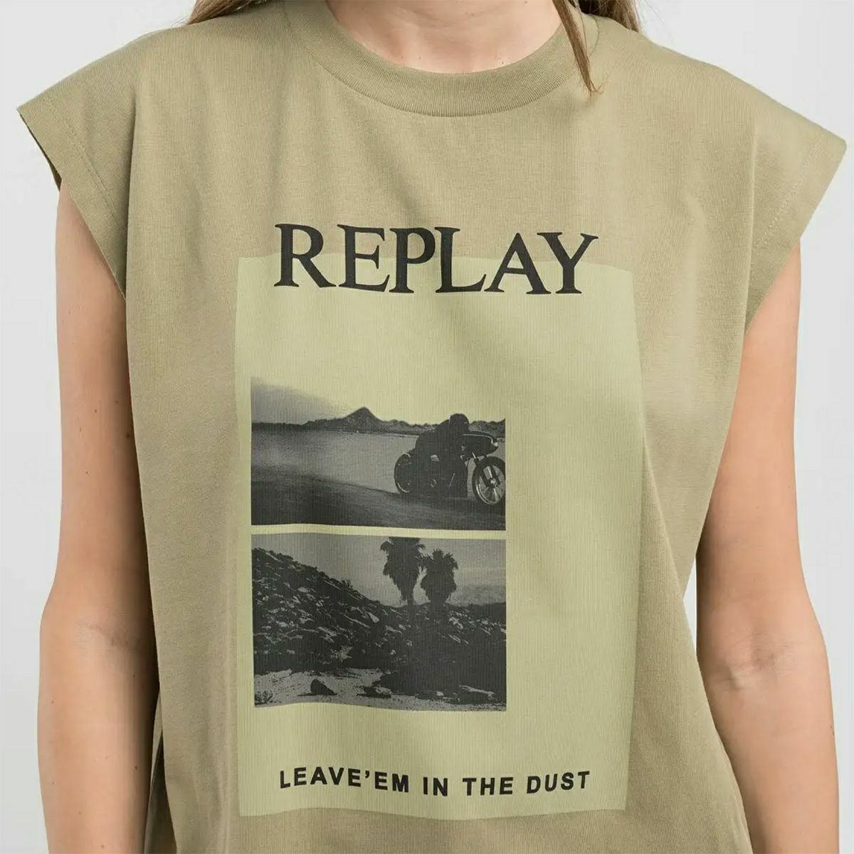 Replay｜ボーイフィット フォトプリント Tシャツ｜ライトミリタリー｜モデル着用