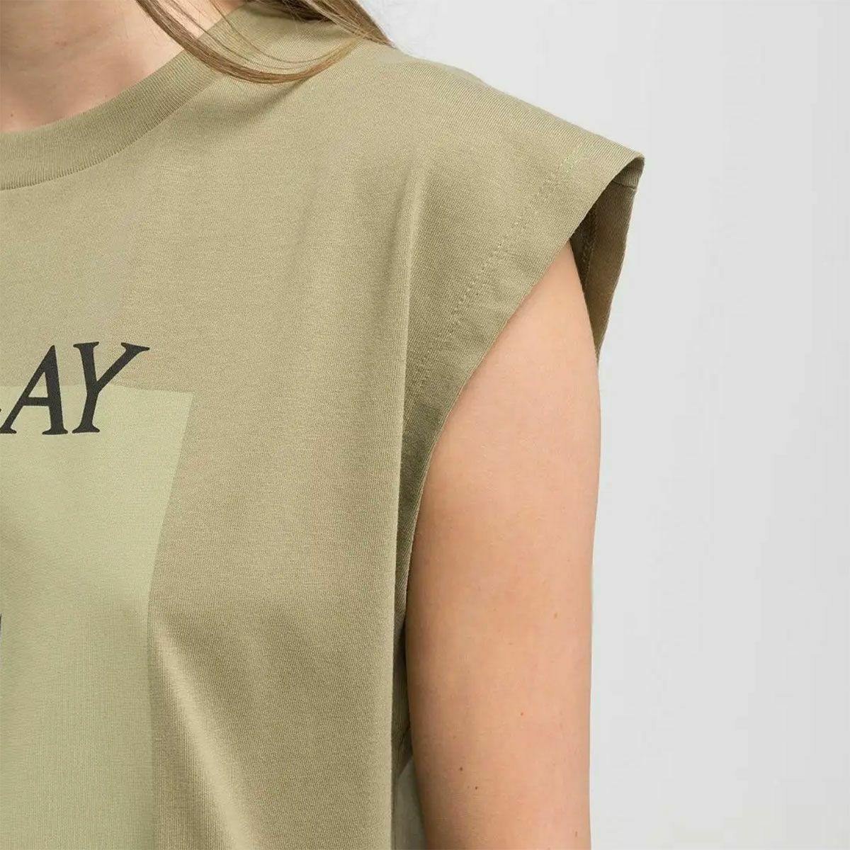 Replay｜ボーイフィット フォトプリント Tシャツ｜ライトミリタリー｜モデル着用