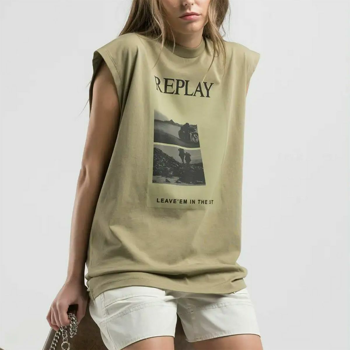 Replay｜ボーイフィット フォトプリント Tシャツ｜ライトミリタリー｜モデル着用